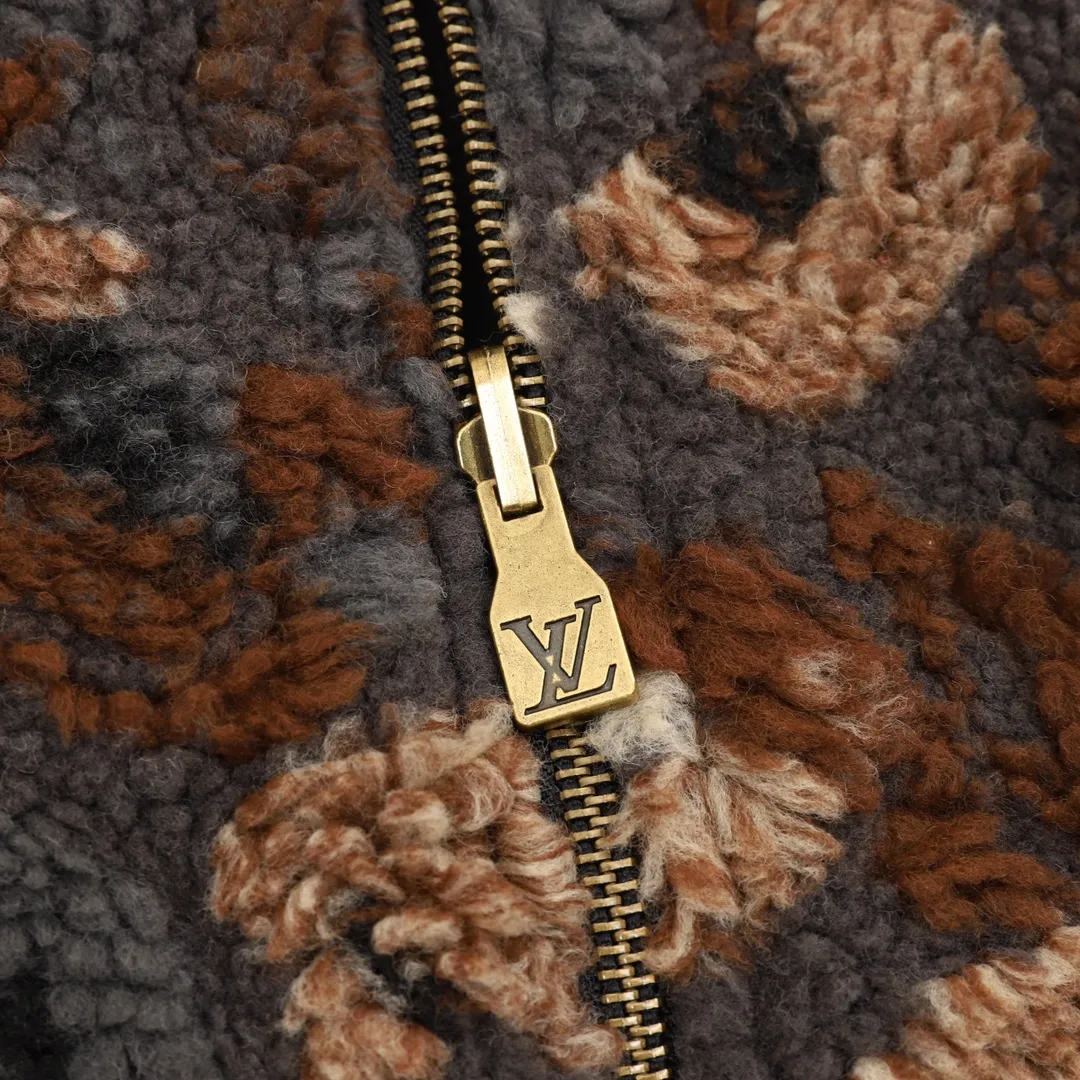🅿️570 220Louis Vuitton & Nigo floral double-sided fleece sherpa jacket. The original version was purchased for 22200. It is made of 3D three-dimensional lamb wool. The light brown color of custom-woven nylon fabric is ordered and dyed according to the original version. It is comfortable to wear and doubles the thermal performance. The lapel stand-up collar has a two-wear zipper design, which is easy to put on and take off to change the style at will. One side is plush, soft and fashionable, and the gray and black base is embellished with round textures in autumn and winter colors, showing a natural moss-like atmosphere, which enhances the style of the outfit. The other side is smooth and cotton-covered, which has a better effect of keeping warm and cold in autumn and winter. With the leather label pattern, it gives a relaxed feeling when wearing it on the street. Unisex Size: XS-L